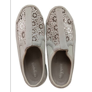 Women's Easy Spirit Mules Size Beige